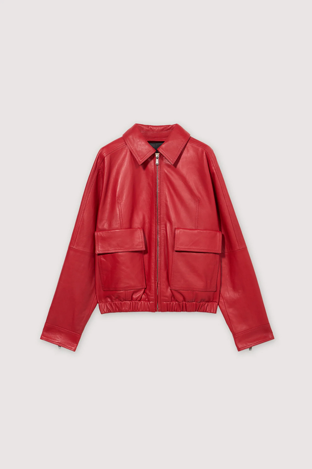 mujer roja chaqueta de cuero