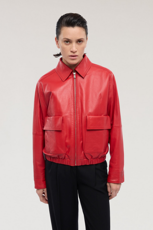 mujer roja chaqueta de cuero