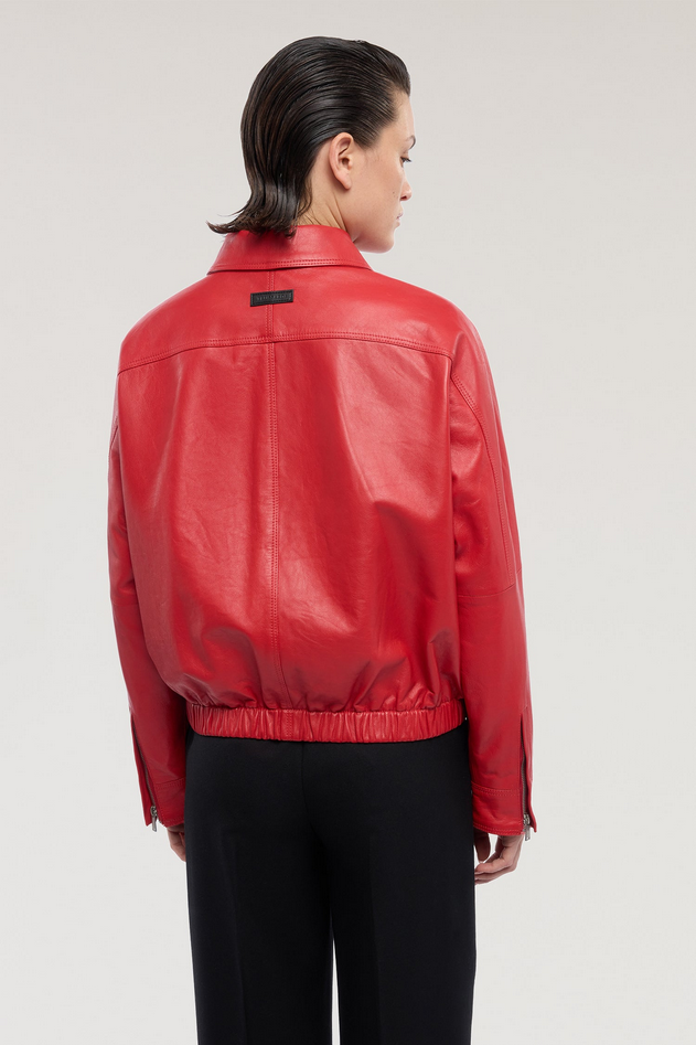 mujer roja chaqueta de cuero