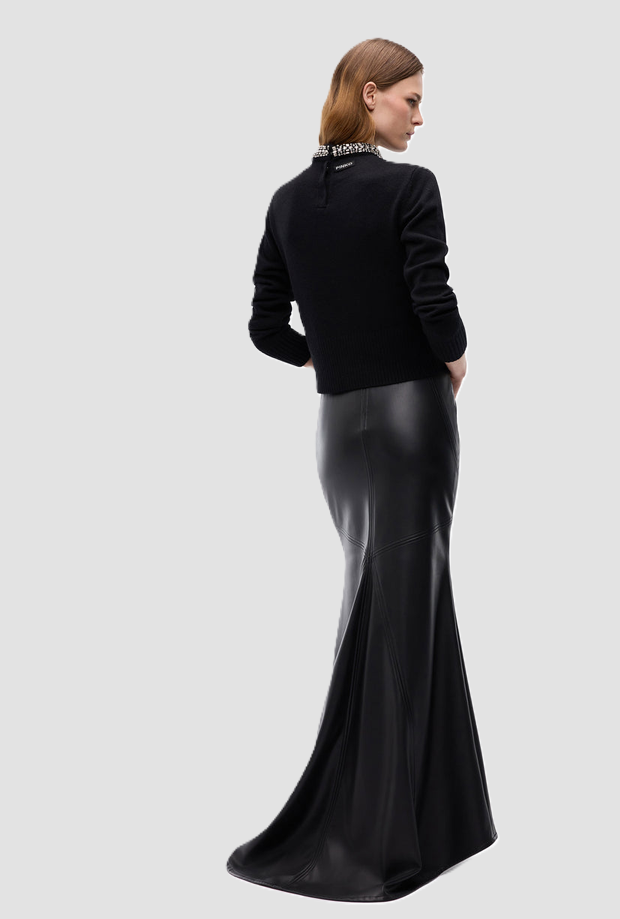 malla con mujer de joya negra