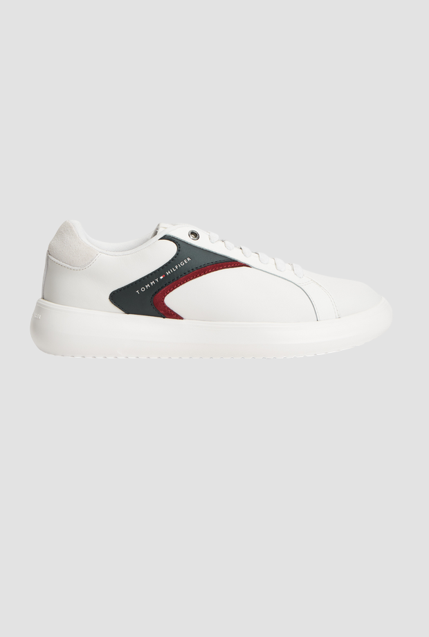 Zapatos bajos con detalles de hombres blancos