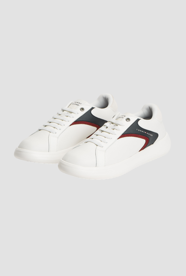 Zapatos bajos con detalles de hombres blancos