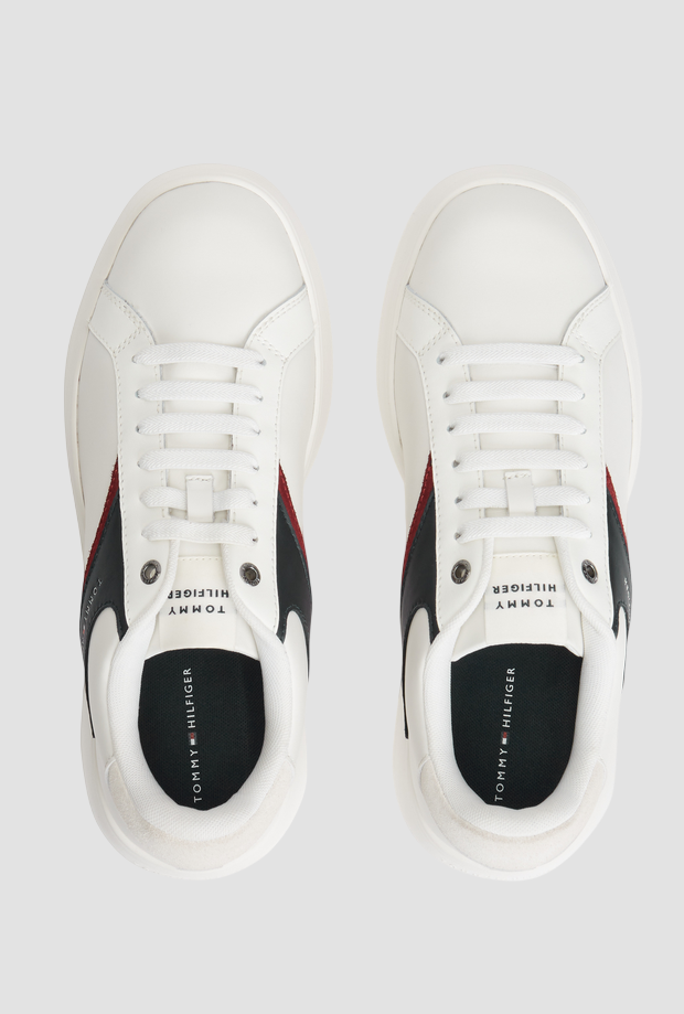 Zapatos bajos con detalles de hombres blancos