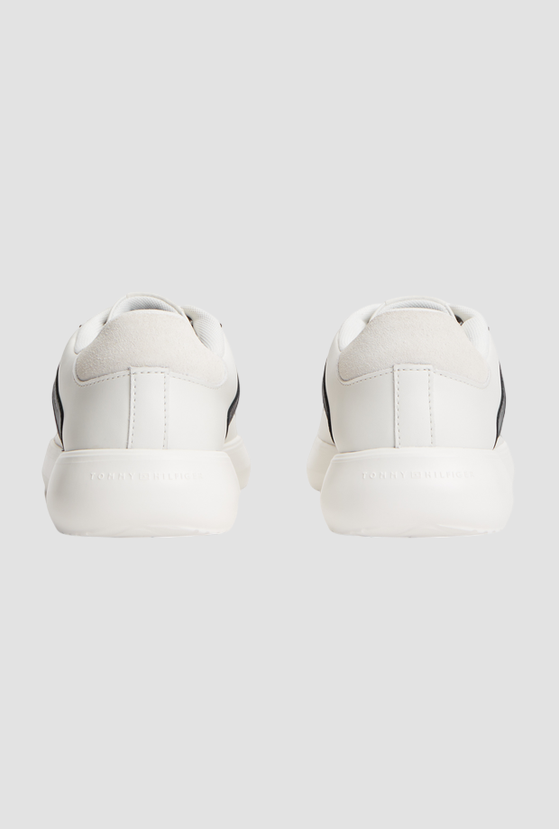 Zapatos bajos con detalles de hombres blancos
