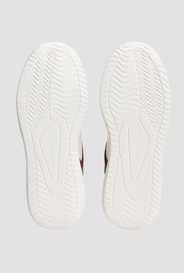 Zapatos bajos con detalles de hombres blancos
