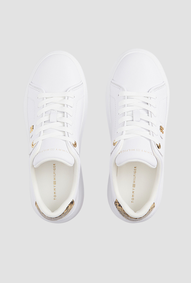 shoes with white woman platformer