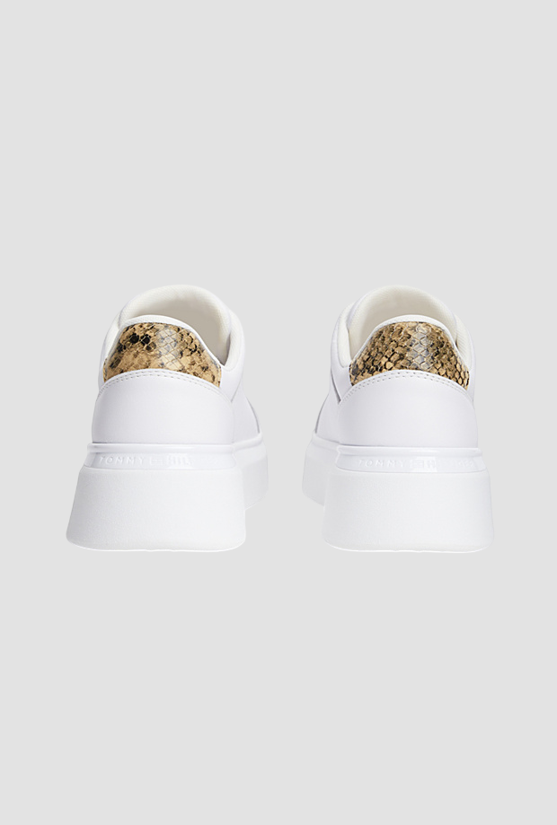 shoes with white woman platformer