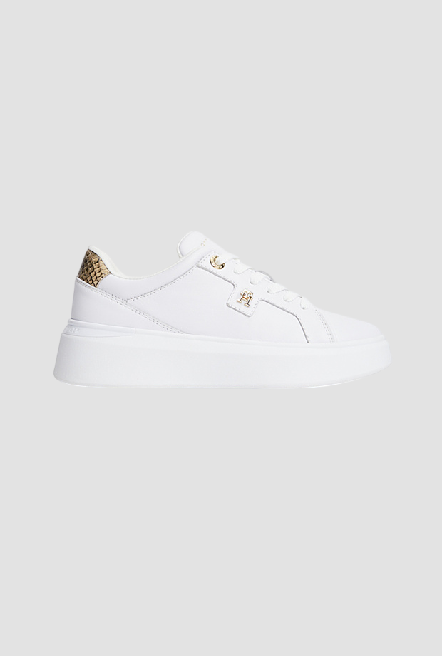 shoes with white woman platformer