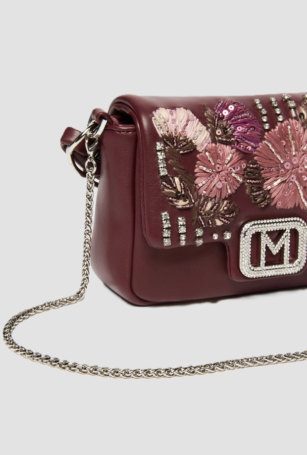 pequeña bolsa de musa con bordados burdeos