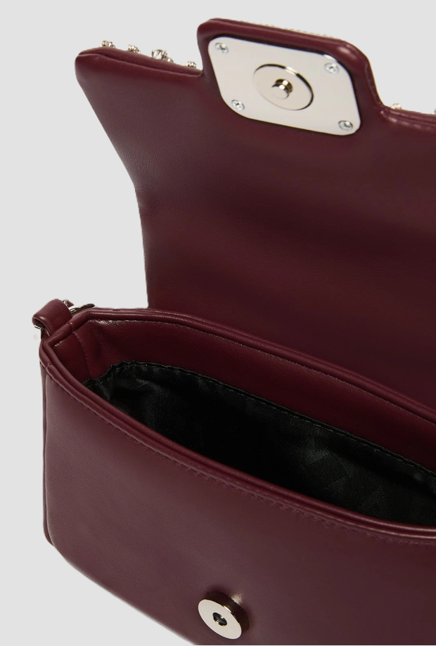 pequeña bolsa de musa con bordados burdeos