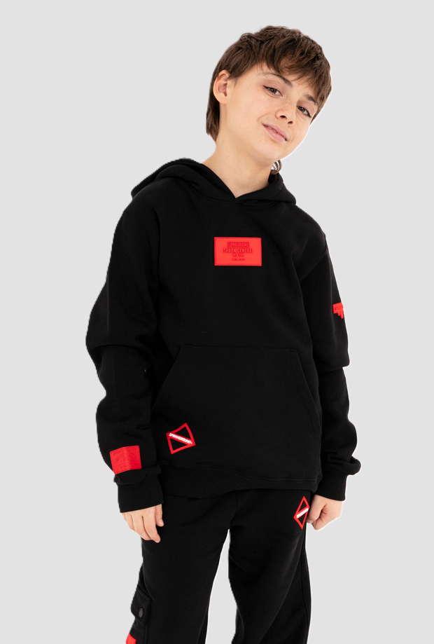 hoodie met rode pleister van zwart kind
