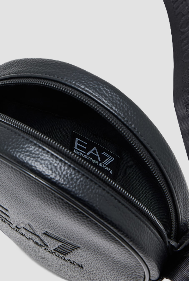bolsa redonda con logo en relieve negro