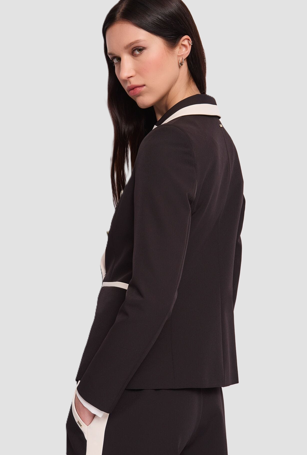 Chaqueta doble con perfiles de mujer negra contrastantes