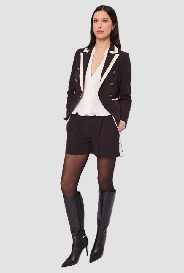 Chaqueta doble con perfiles de mujer negra contrastantes