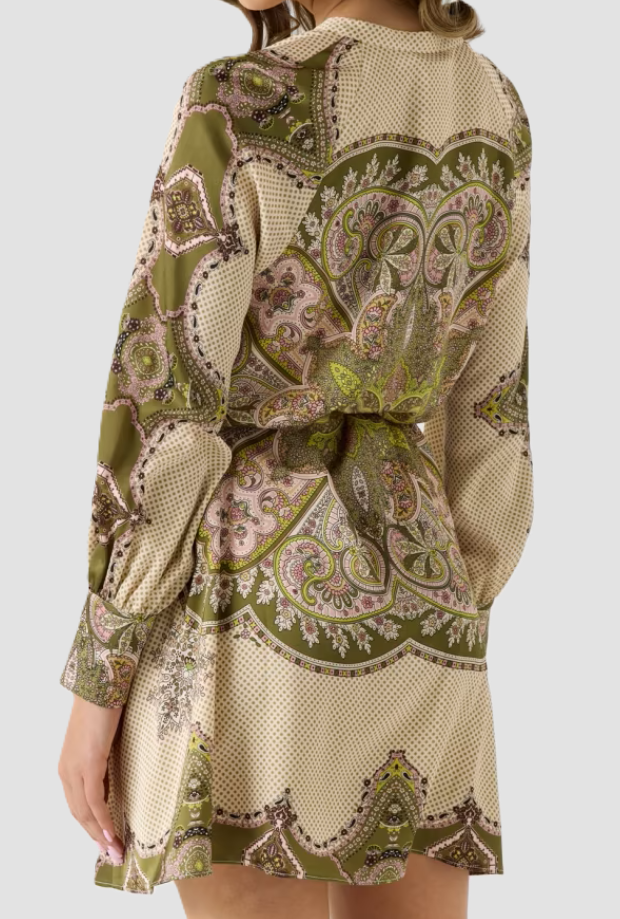 schickes Kleid mit Gürtel Frau