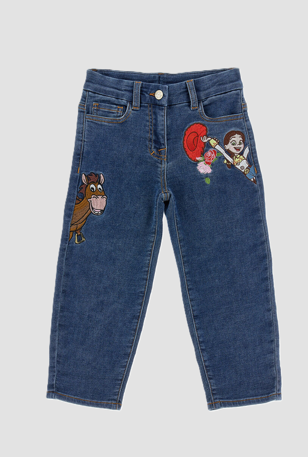 Jeans mit blauen Spielzeug-Story-Anwendungen
