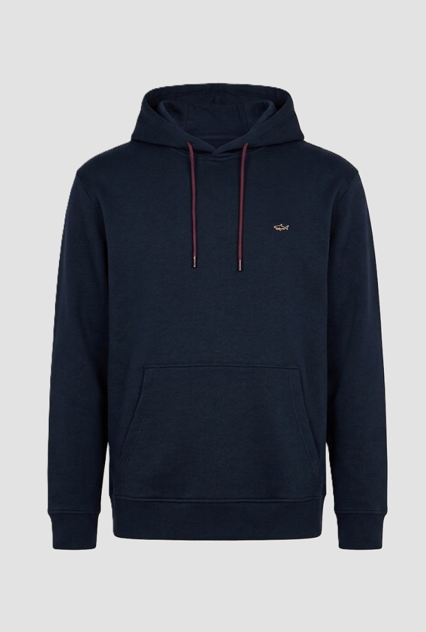 Homme à capuche bleu marine