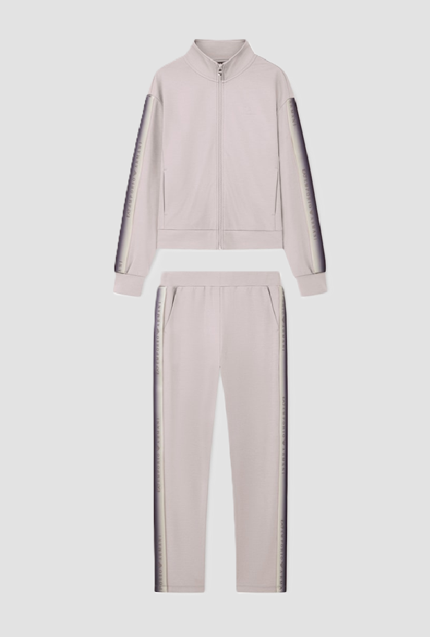 suit with bands logated by grey woman