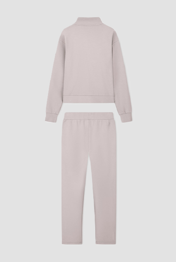 suit with bands logated by grey woman