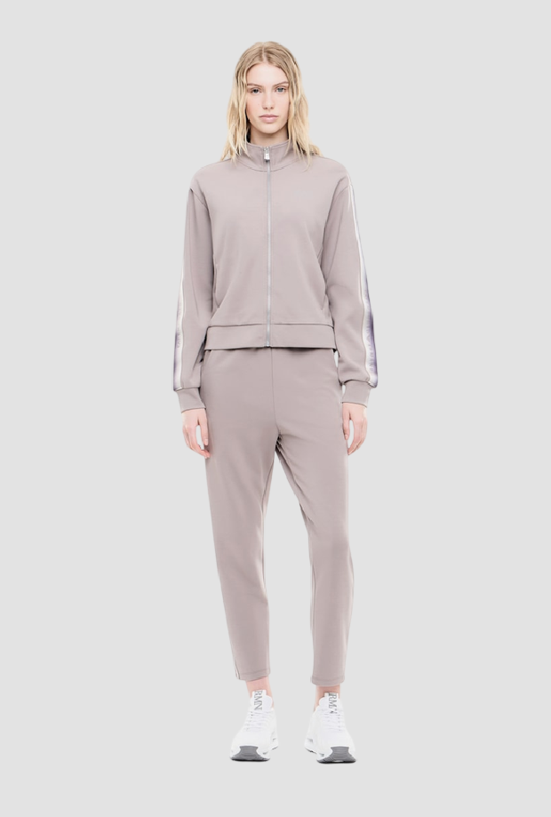 suit with bands logated by grey woman