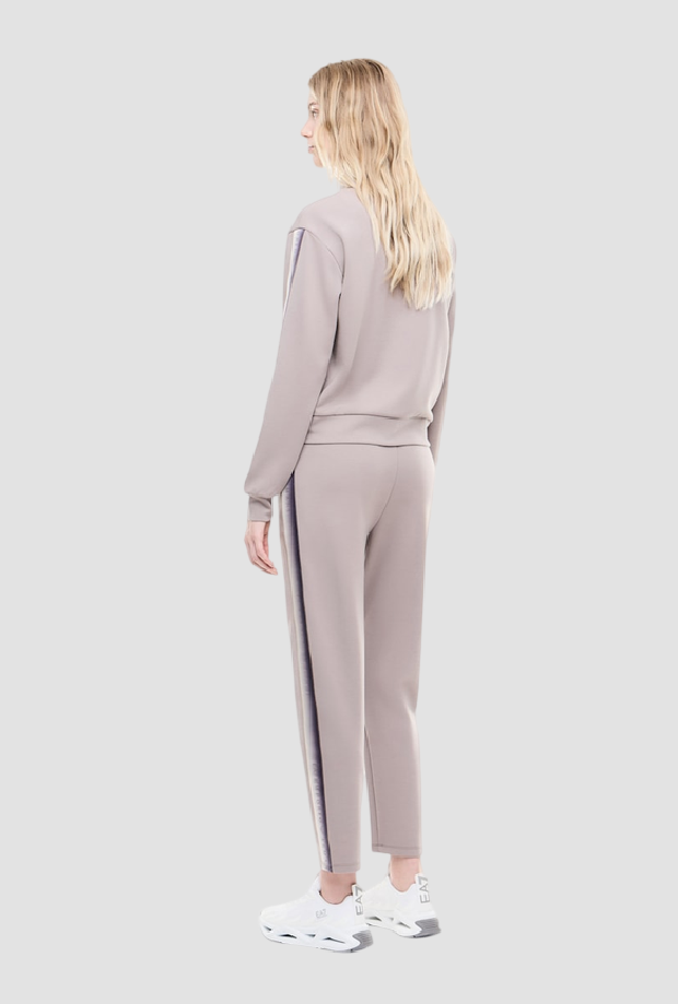 suit with bands logated by grey woman