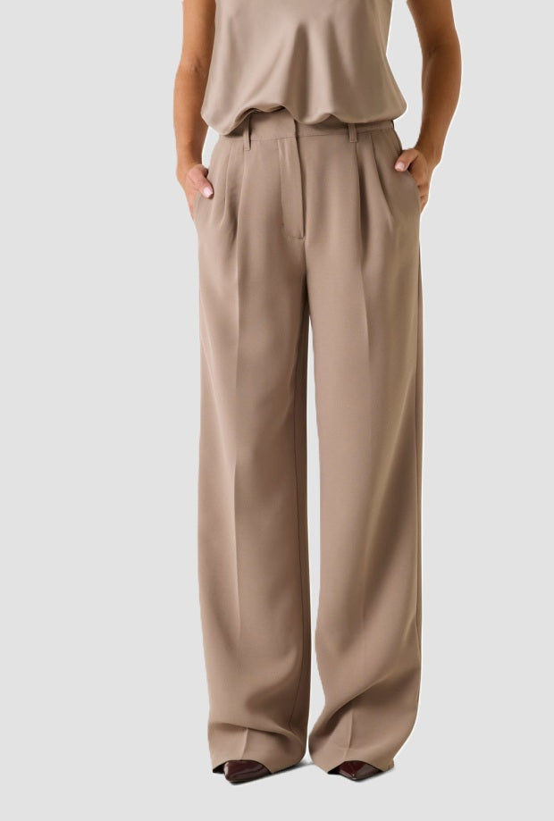 mujer beige