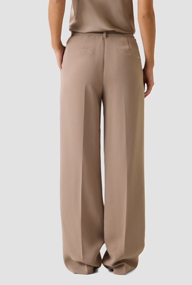 mujer beige