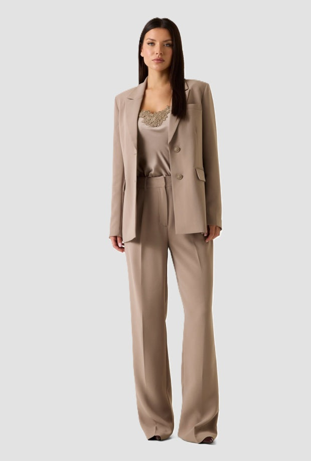 mujer beige