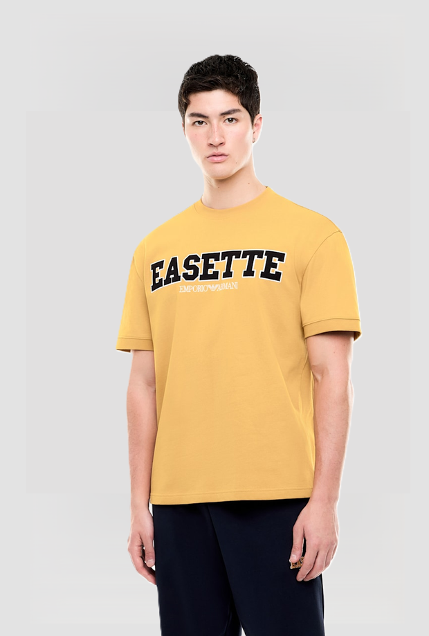 camiseta con logo masculino amarillo