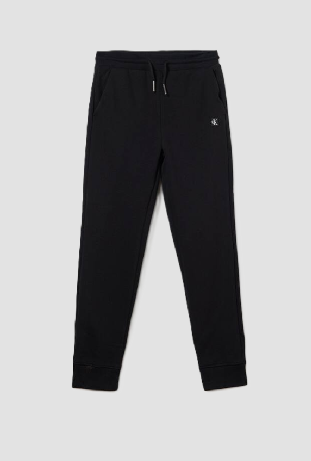 pantalones con mini insignia niño negro
