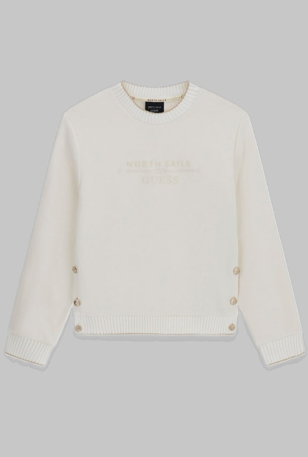 suéter de cuello de mujer blanca