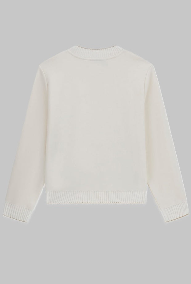 suéter de cuello de mujer blanca