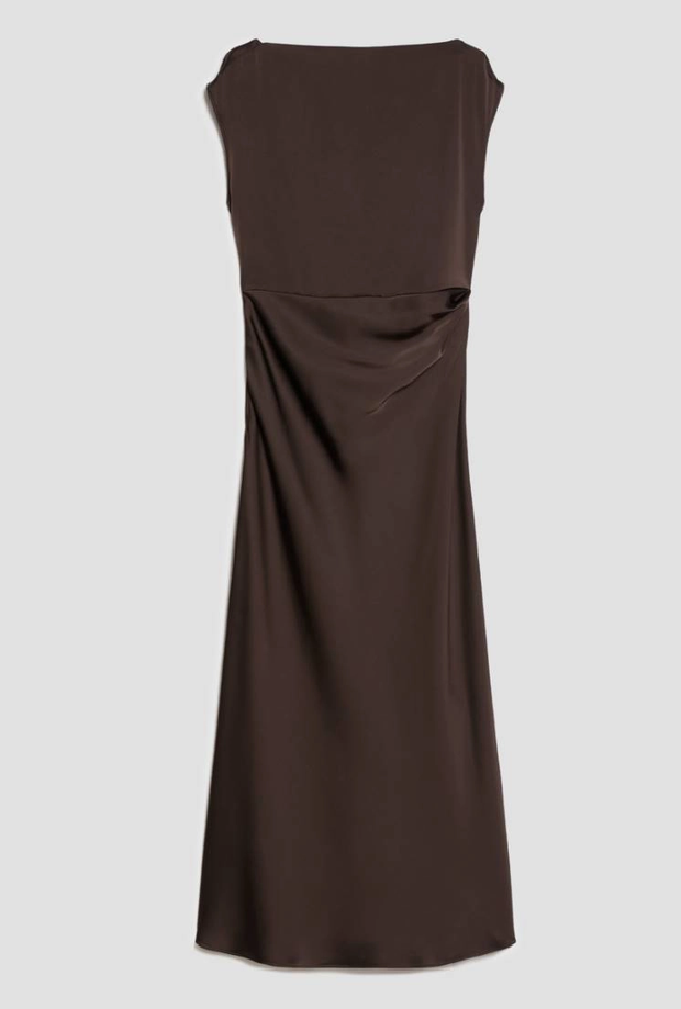 vestido con mujer drapeda negra cabeza