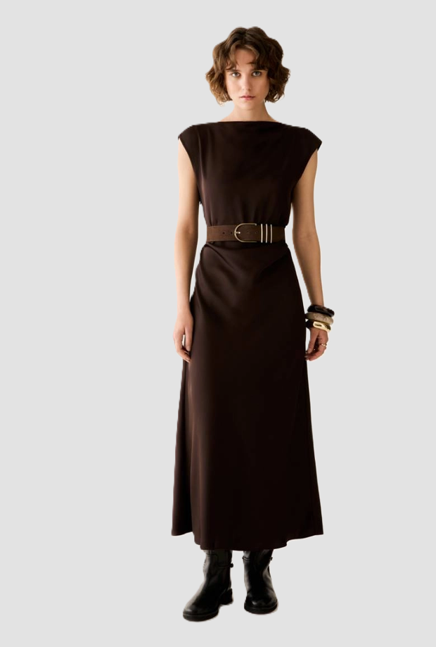 vestido con mujer drapeda negra cabeza