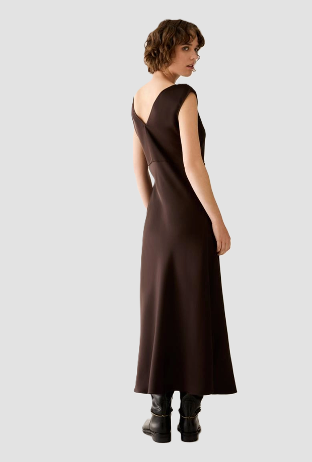 vestido con mujer drapeda negra cabeza