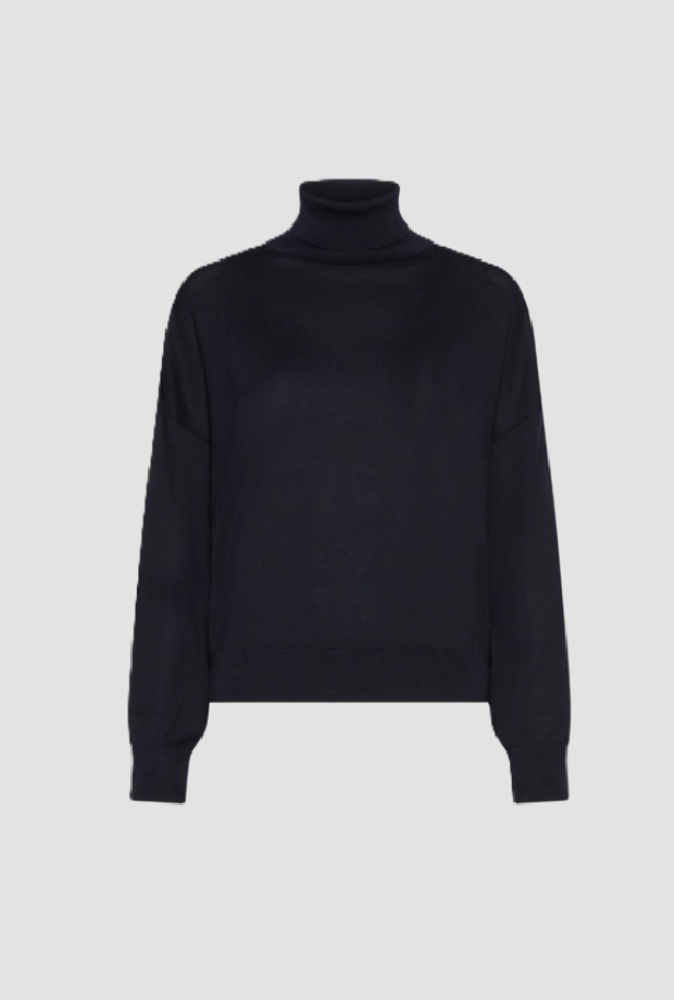 mujer azul cuello tortuga
