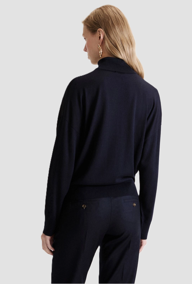 mujer azul cuello tortuga