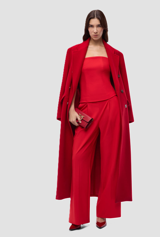 vestido todo en una mujer roja