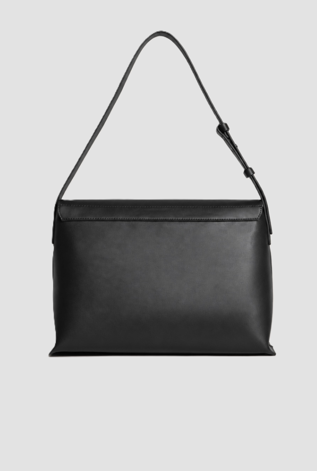 black woman shopper bag