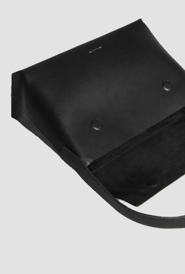 black woman shopper bag