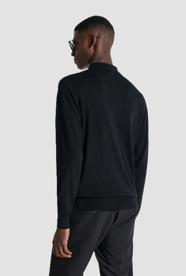 polo negro de tres botones